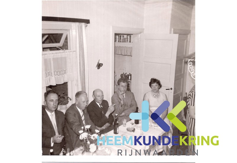 1964 Douane Schipperfeestje in de woning van de Kok aan de waterkant uiters links deh. Broekhuizen -rechts Hendrien van der Laag-Damen Coll. HKR (1)